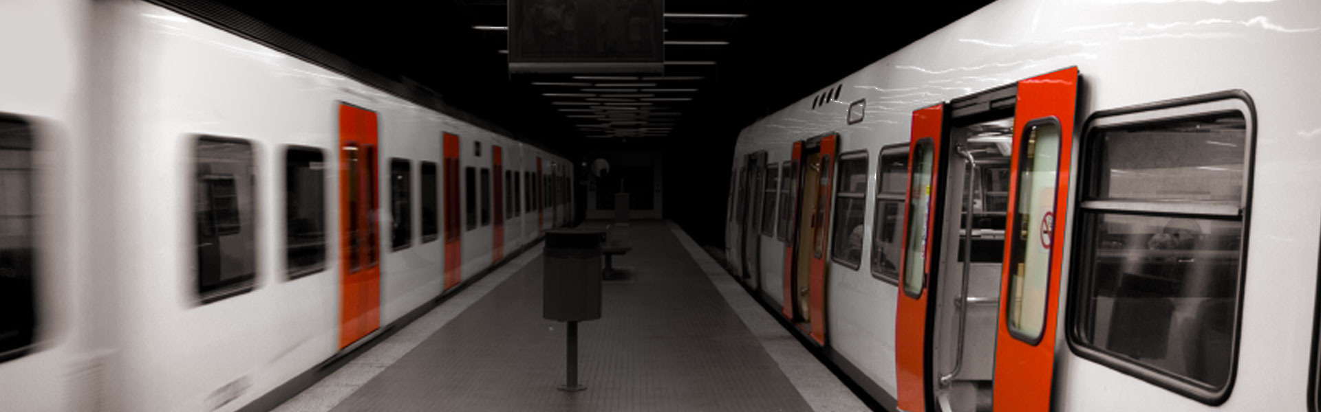 schwarzes Kind freut sich über Wasser