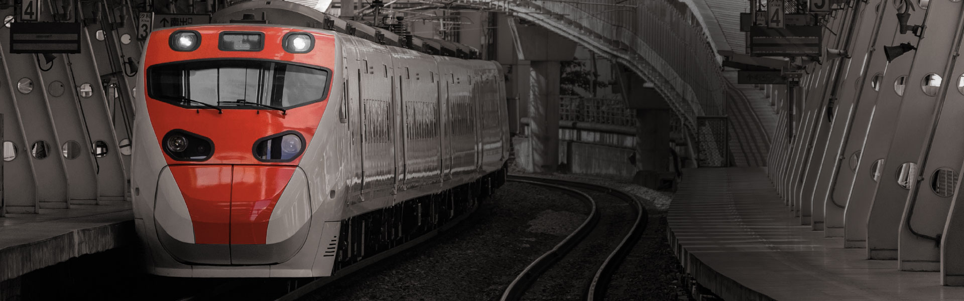 schwarzes Kind freut sich über Wasser